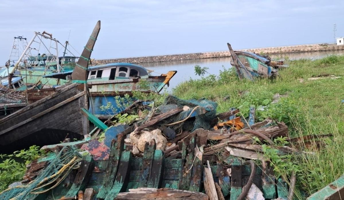இலங்கையில் நாட்டுடமையாக்கப்பட்ட தமிழக மீனவர்களின் படகுகள் சேதப்படுத்தப்படும் அவலம்