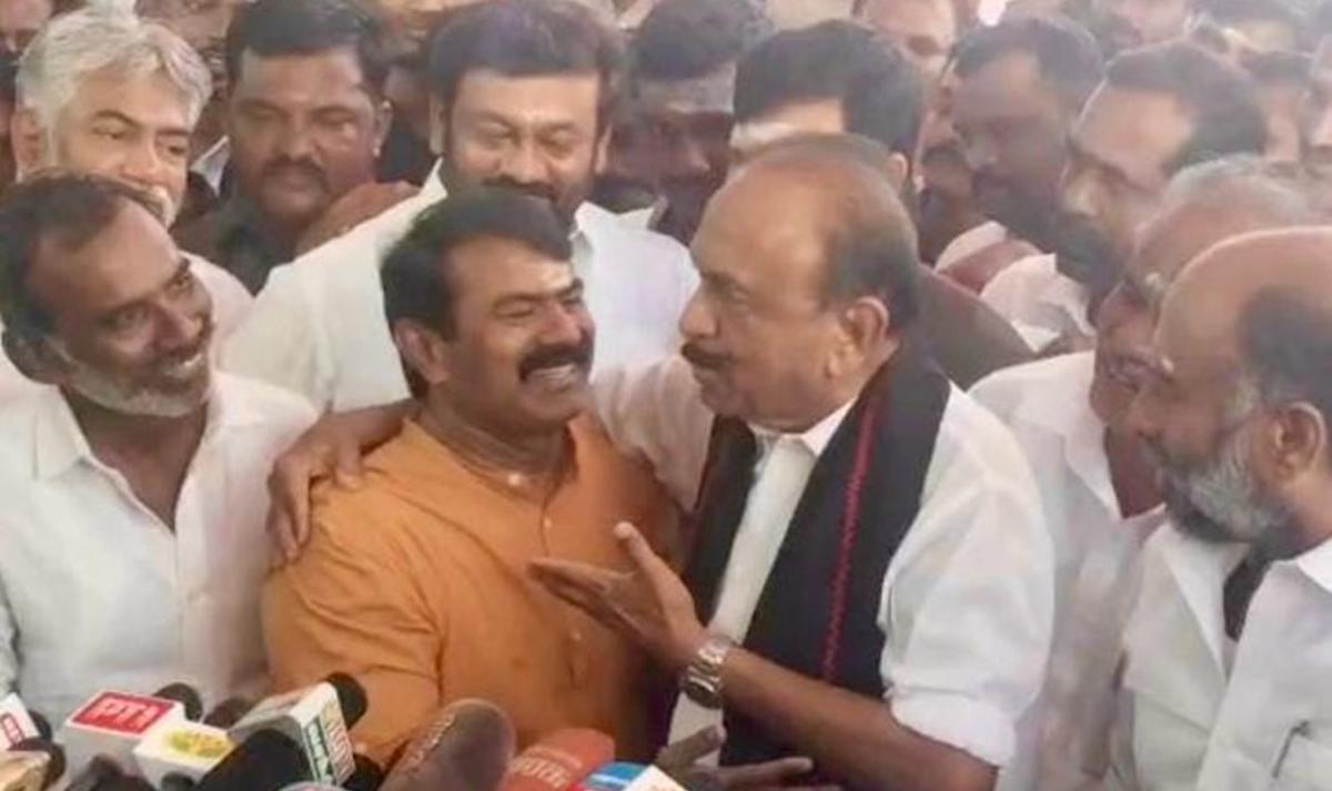 பசும்பொனில் அசாத்திய காட்சி: வைகோ, சீமான் ‘செந்தமிழர்’ முழக்கத்துடன் கட்டியணைப்பு — நாதக ஆதரவாளர்கள் மகிழ்ச்சி