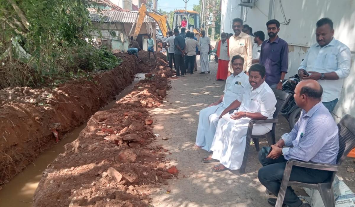 70 நாட்கள் தேங்கிய மழைநீர் அகற்றம்: 5 மணி நேரம் நேரில் கண்காணித்த கும்பகோணம் எம்.எல்.ஏ.