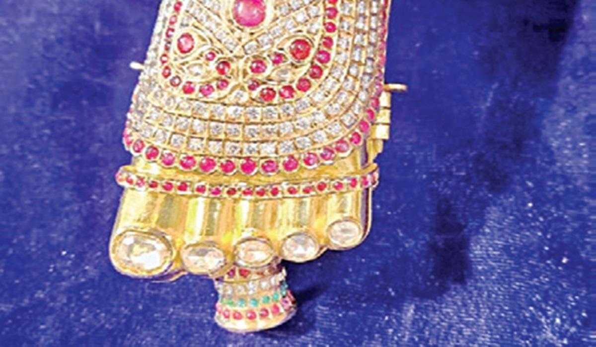 நடராஜருக்கு வைரம் பதிக்கப்பட்ட தங்க குஞ்சிதபாதம் – பக்தர் ரூ.10 லட்சம் மதிப்பில் வழங்கினார்