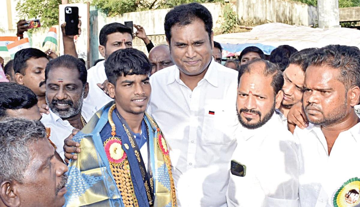 ஆசிய இளம் விளையாட்டில் தங்கம் வென்ற அபினேஷுக்கு வடுவூரில் உற்சாக வரவேற்பு