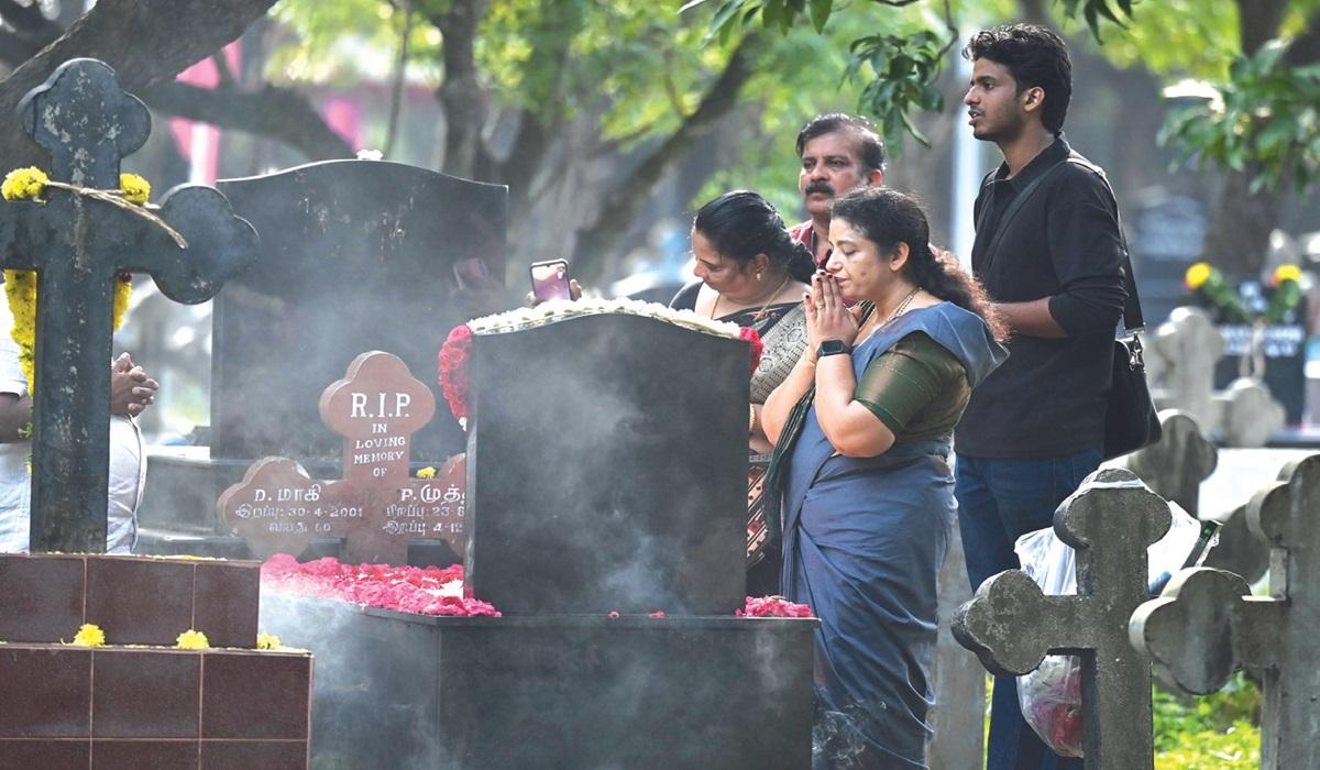 கல்லறைத் திருநாளை முன்னிட்டு தேவாலயங்களில் விசேஷ ஆராதனை: கல்லறைத் தோட்டங்களுக்கு திரண்ட கிறிஸ்தவர்கள்