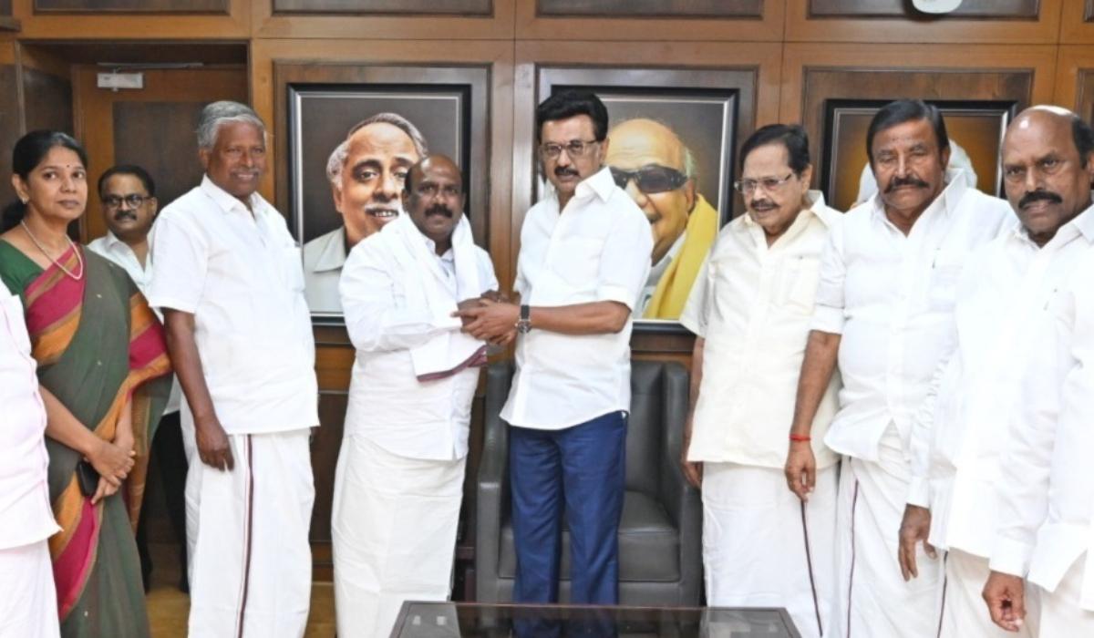 திமுகவில் இணைந்தார் ஓபிஎஸ் ஆதரவாளர் மனோஜ் பாண்டியன் — அதிமுக மீது கடும் குற்றச்சாட்டு