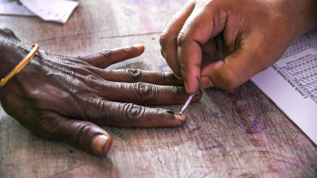 பிஹாரில் முதல்கட்ட வாக்குப்பதிவு தொடக்கம்: 121 தொகுதிகளில் 1,314 வேட்பாளர்கள் போட்டி