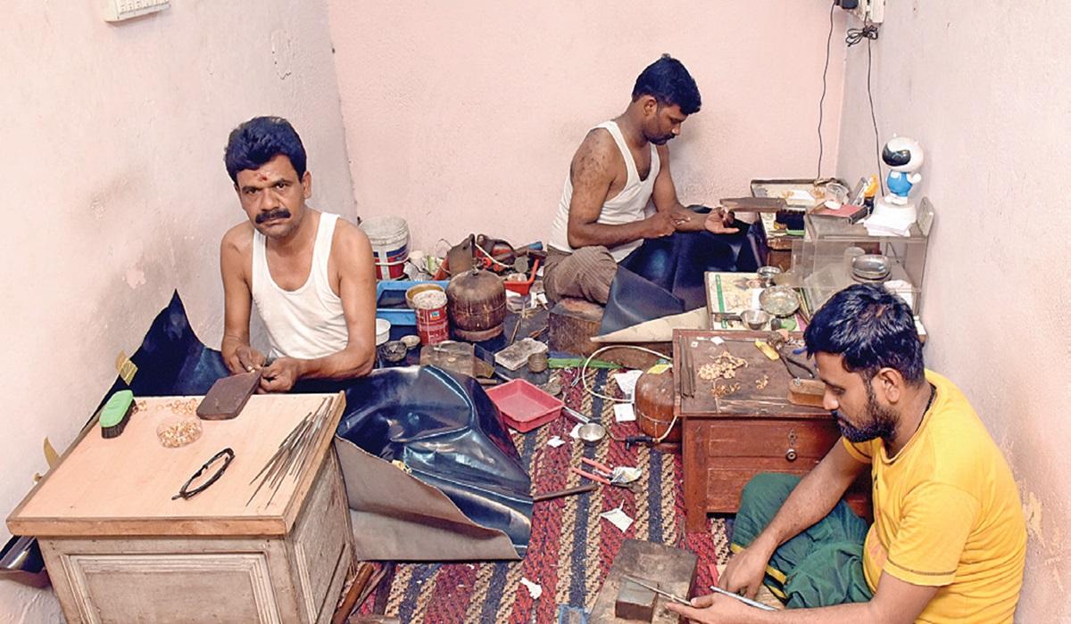 தொடரும் தங்க விலை உயர்வால் பணி ஆணைகள் இல்லை – 10 ஆயிரம் பொற்கொல்லர்கள் ஊர் திரும்பினர்