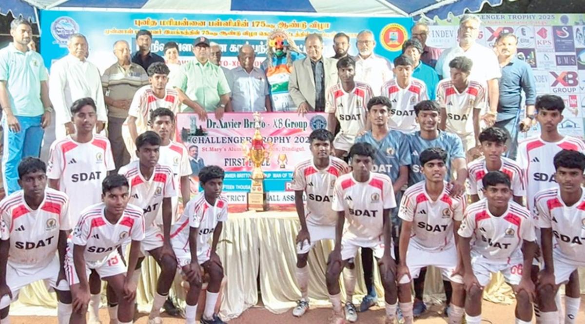 மாநில பள்ளிக்கால்பந்து போட்டி: கோப்பை வென்ற மதுரை ஏ.சி. அணி