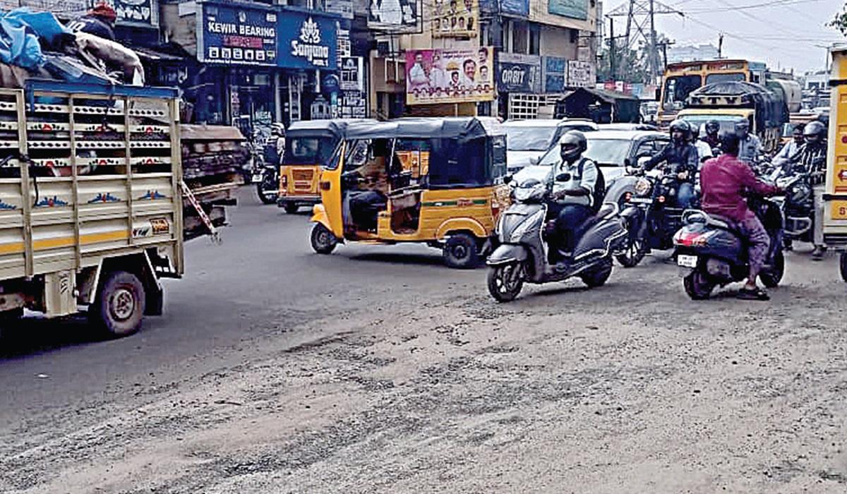குழிகளால் சேதமடைந்த சாலை, சிக்னல் வசதியும் இல்லை – போக்குவரத்து நெரிசலில் கஷ்டப்படும் மண்ணூர்பேட்டை பகுதி