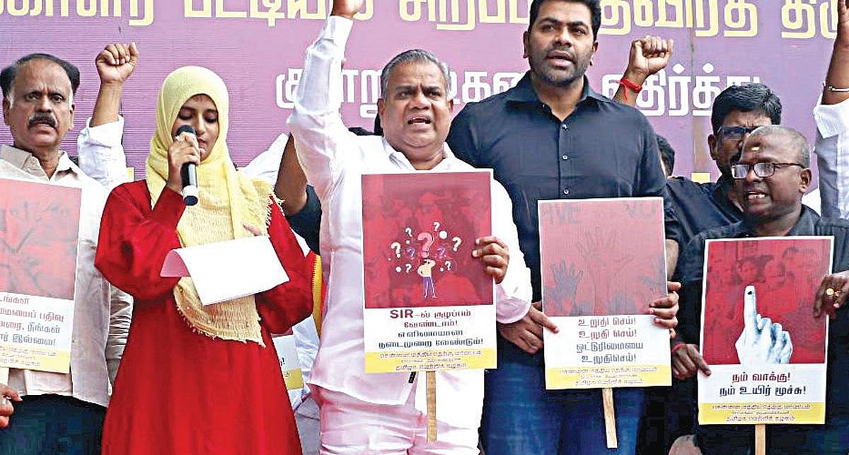 எஸ்ஐஆர் பட்டியல் திருத்தத்தில் அரசியல் தலையீடு ஏற்க முடியாது: மாநிலம் முழுவதும் தவெக நடத்திய ஆர்ப்பாட்டத்தில் வலியுறுத்தல்