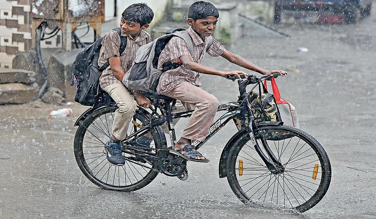 சென்னையில் நீடித்த மழை – பாடசாலை மாணவர்கள் அவதியில்