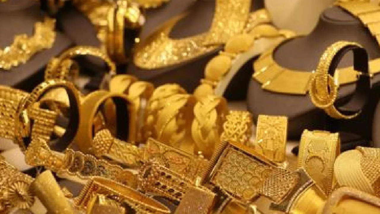 ஒரே நாளில் இருவேளை தங்கம் விலை சரிவு — சவரன் 93,920 ரூபாயாக குறைந்தது