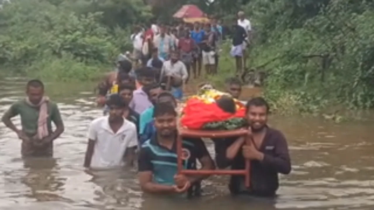 சாலை இல்லாமல் கால்வாயில் இறங்கி சடலத்தை ஏந்திச் சென்ற உறவினர்கள் – பாப்பான்குளத்தில் வேதனையூட்டும் காட்சி