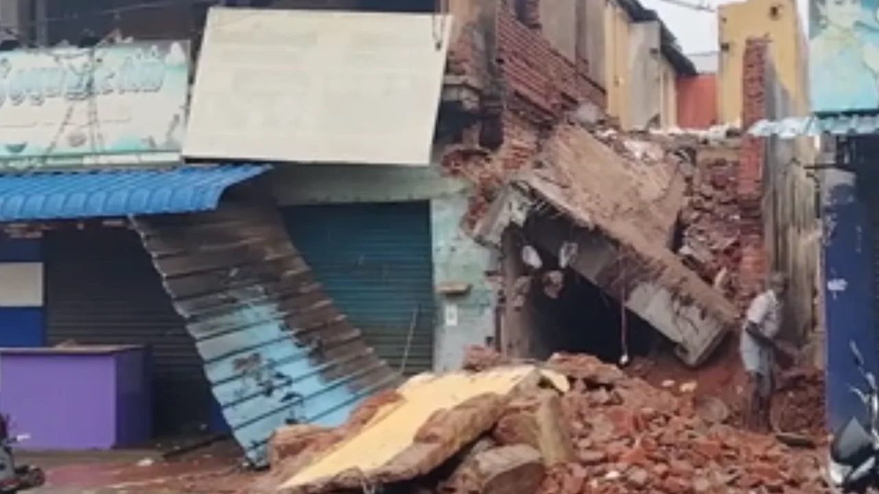 சிவகங்கையில் கனமழையால் வீட்டு சுவர் சரிந்து விழுதல் – குடும்பப் பொருட்கள் பாதிப்பு