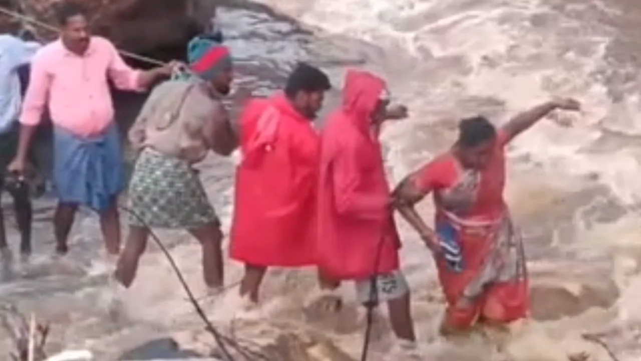 அரூரில் வெள்ளம் – ஆற்றைக் கடக்க கயிறை நம்பும் பொதுமக்கள்