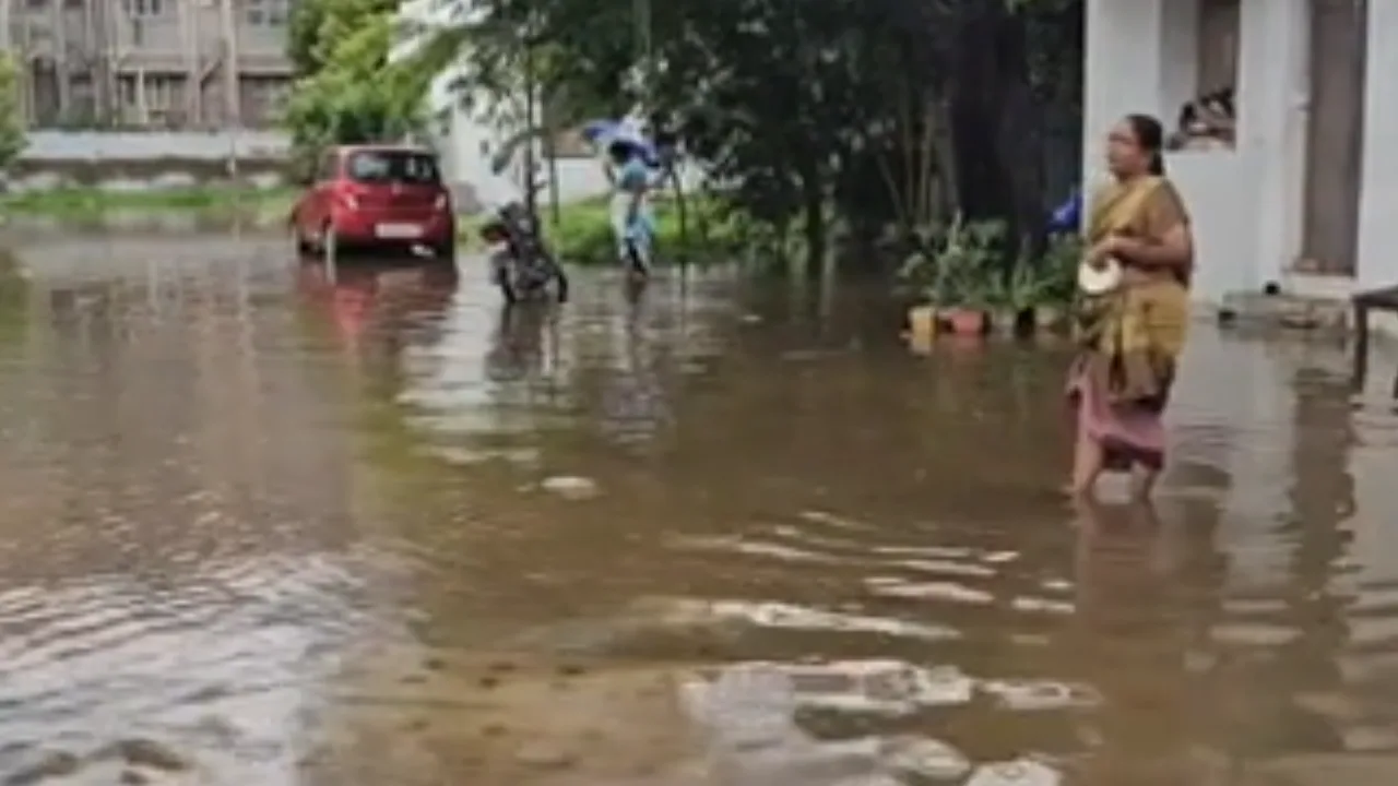 தூத்துக்குடி இஎஸ்ஐ மருத்துவமனை வளாகத்தில் மழைநீர் தேக்கம் – நோயாளிகள் அவதி