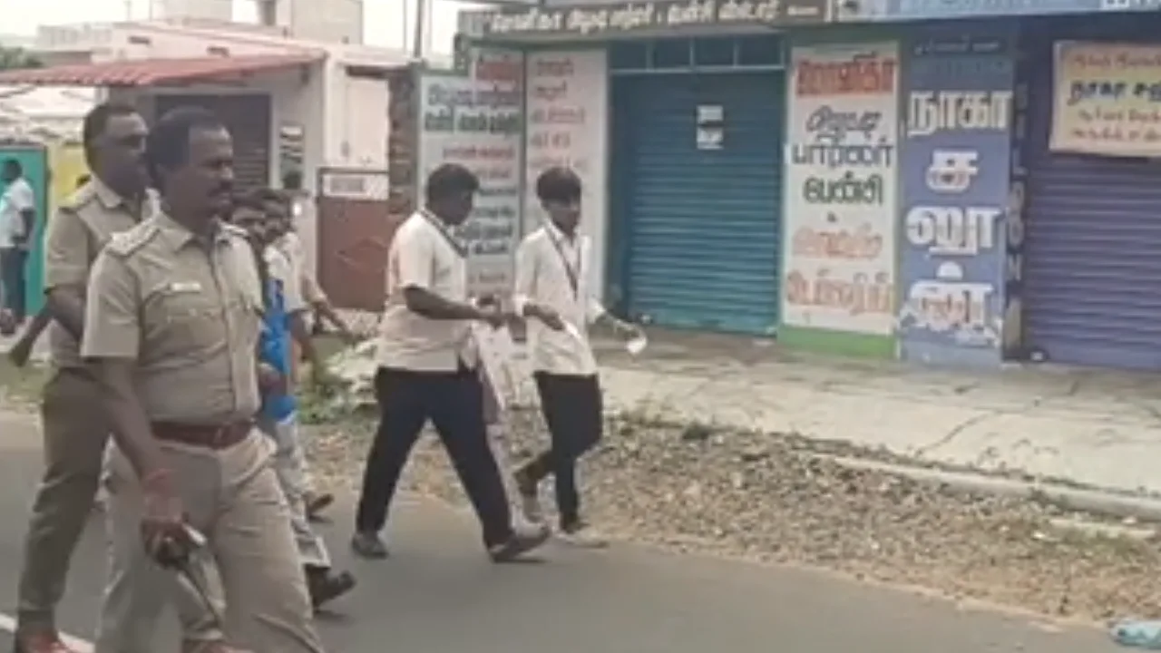 கரூர் வெண்ணெய்மலை கோயில் நில ஆக்கிரமிப்பு விவகாரம் : வீடுகளும், கடைகளும் அறநிலையத்துறை முத்திரையிடப்பட்டது!