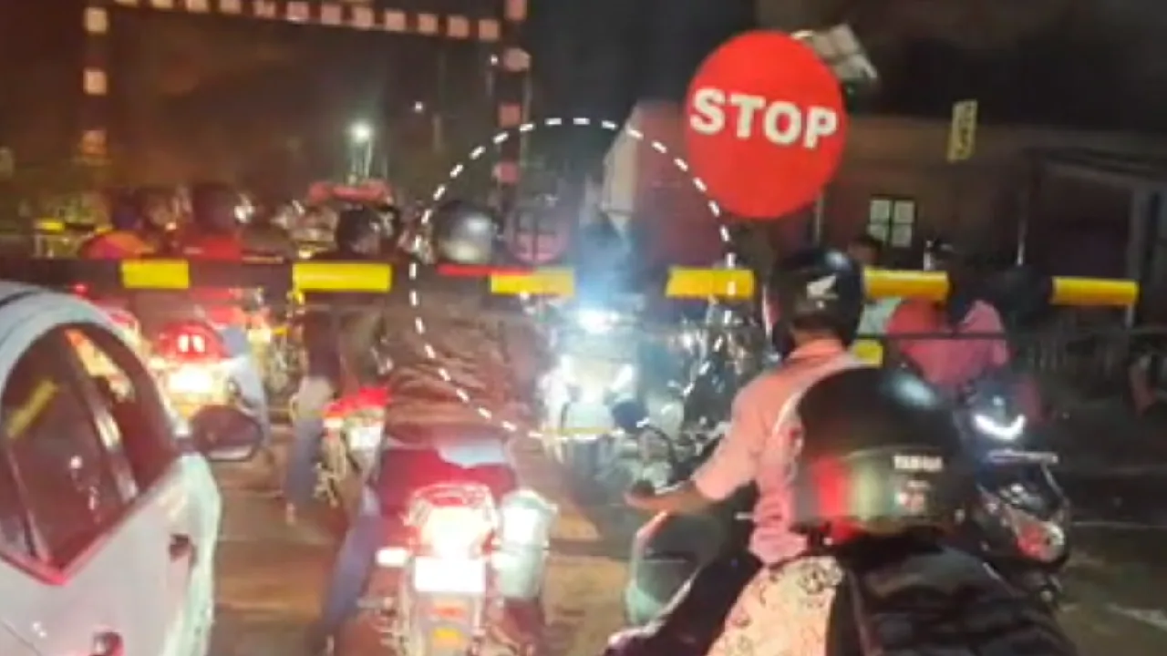 கோவை : ரயில்வே தடுப்பு தகர்ந்து வாகனங்கள் மீது விழுந்த பரபரப்பு!