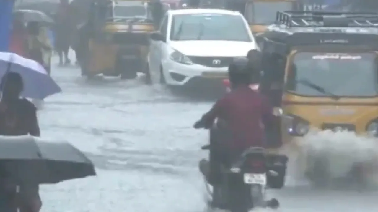 தமிழ்நாட்டில் நான்கு மாவட்டங்களுக்கு நாளை அதி கனமழை எச்சரிக்கை – ரெட் அலர்ட் அறிவிப்பு!