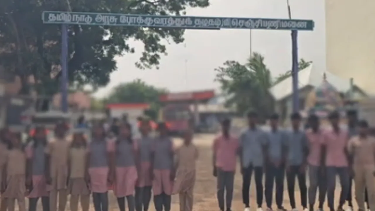 செஞ்சி போக்குவரத்து நிலையத்தை சூழ்ந்த பள்ளி மாணவர்கள் – பேருந்து வசதி கோரி அதிருப்தி வெளிப்பாடு!