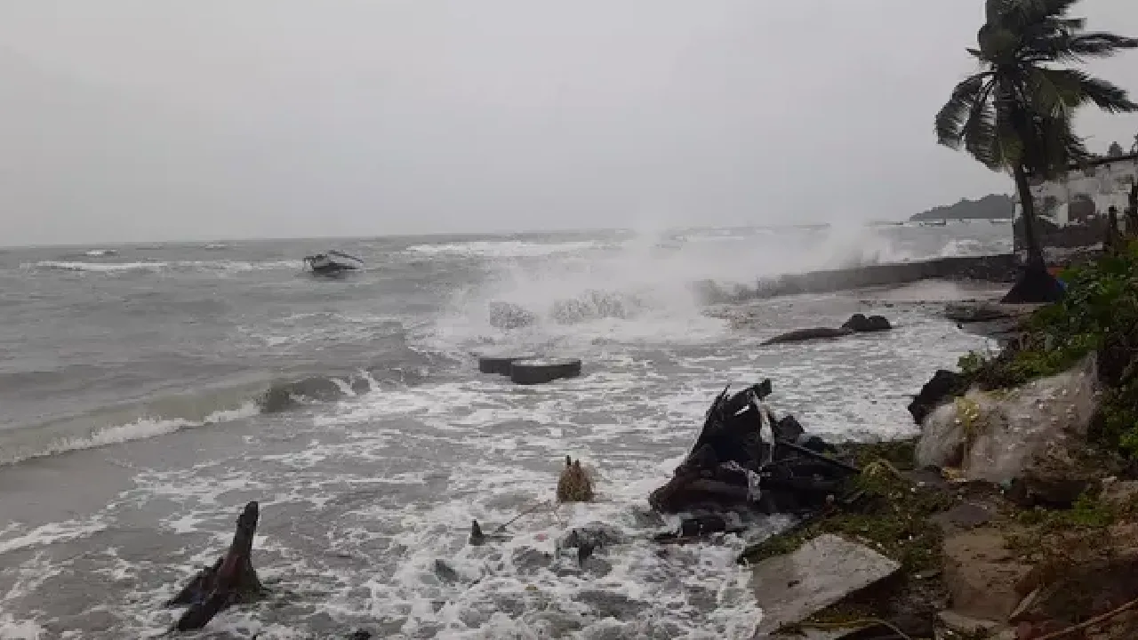 ‘டிட்வா’ புயல்: பாம்பனில் கடல் சீற்றம், வீடுகள் சேதம்