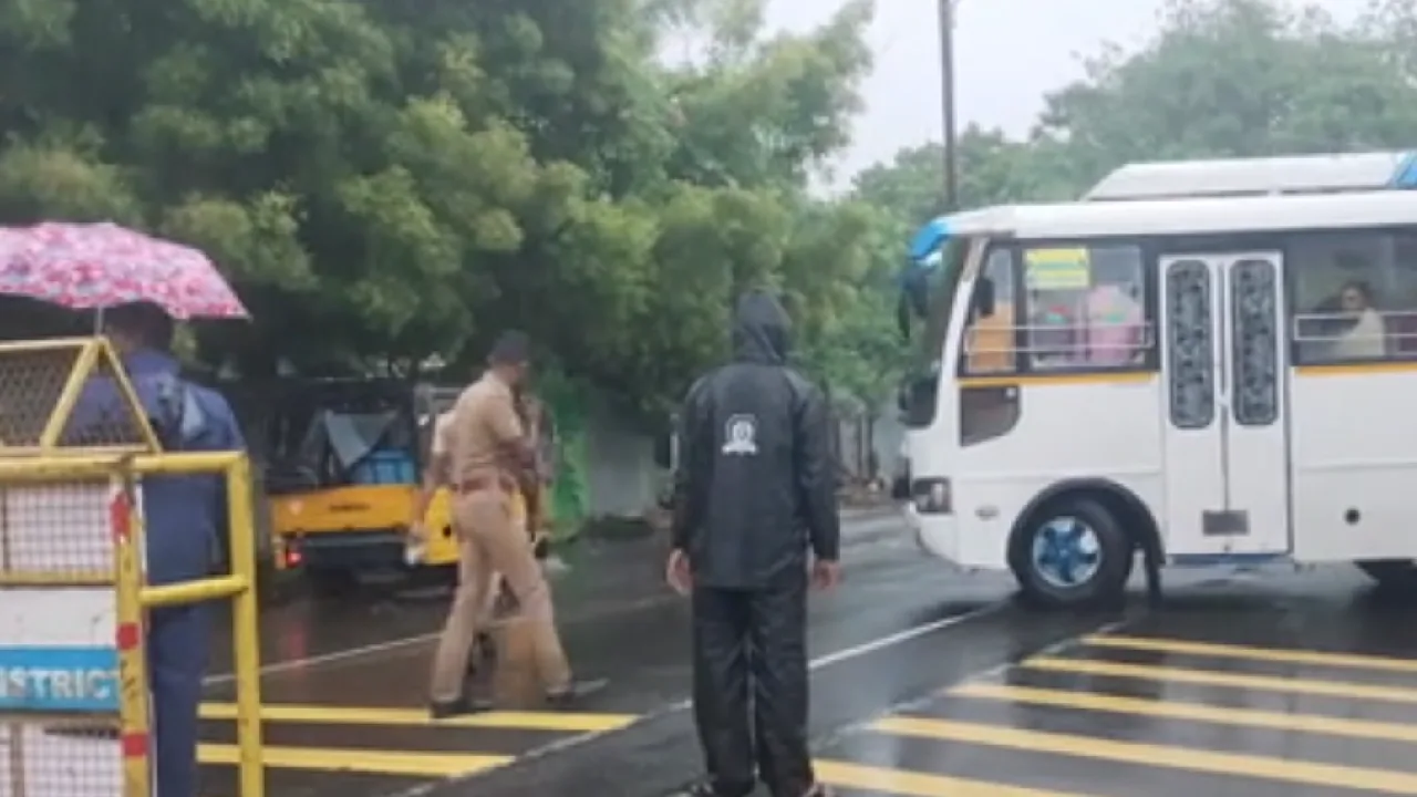 தனுஷ்கோடி கடற்கரைக்கு சுற்றுலா பயணிகள் செல்ல தற்காலிகத் தடை!