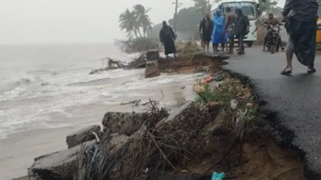 ராமேஸ்வரம்: ஓலைக்குடா கடற்கரைப் பகுதியில் கடல் சீற்றம் – சாலைகள் சேதம்