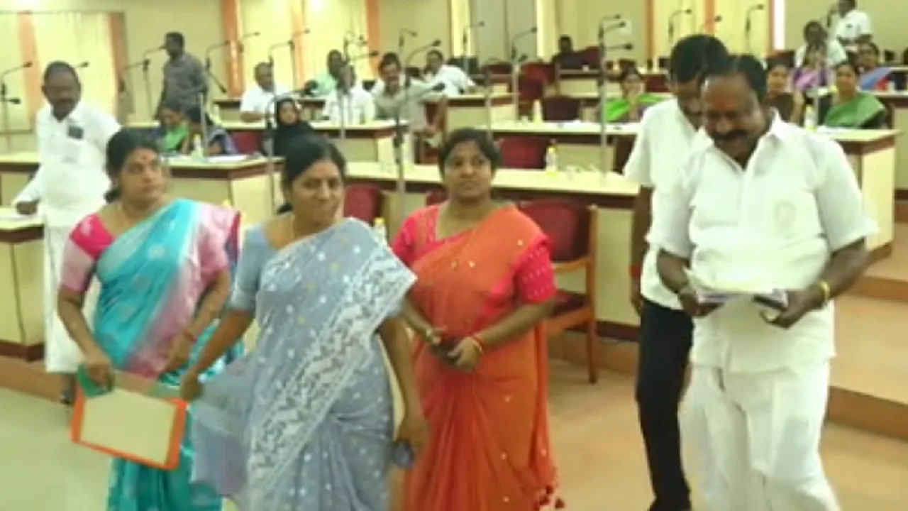 SIR படிவங்கள் திரும்ப பெறப்படாததற்கு பொதுமக்கள் சாலை மறியல் – சேலம்