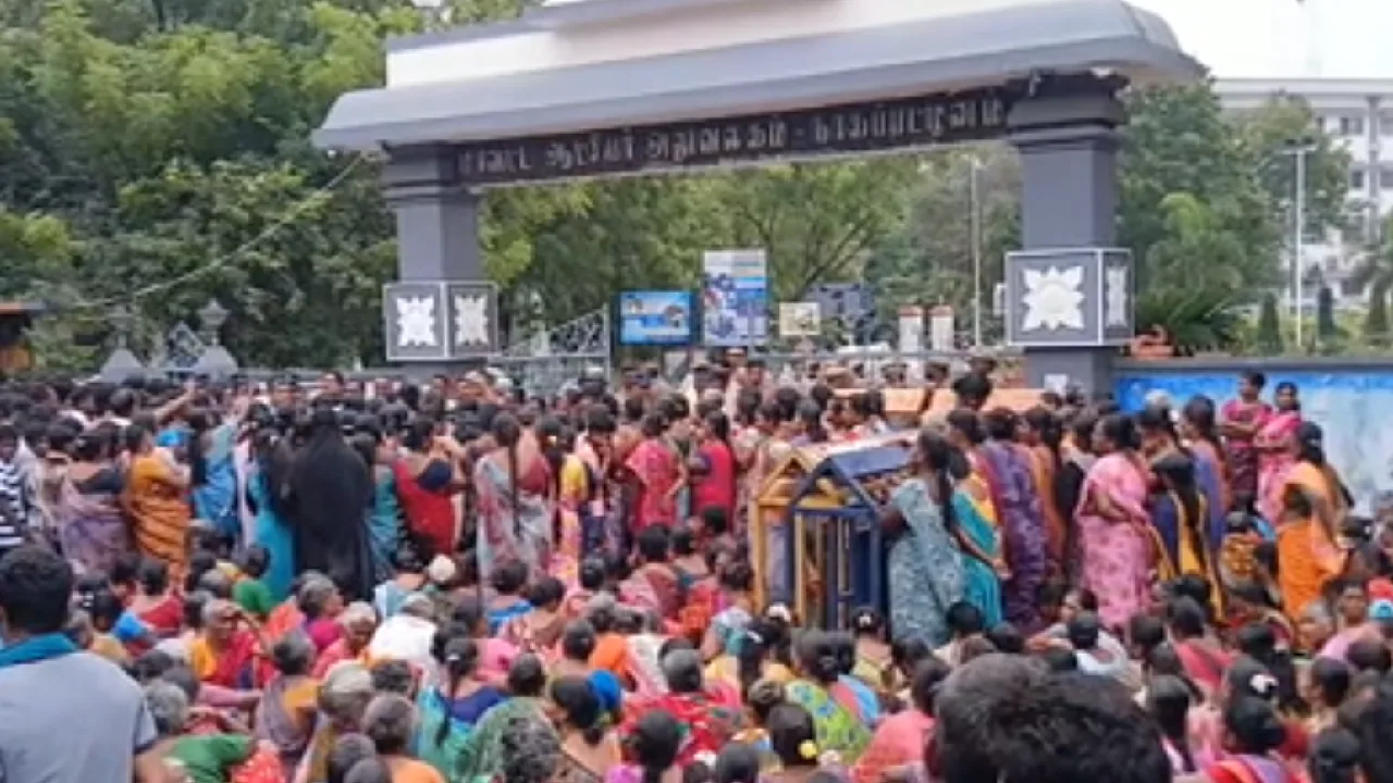 நாகையில் அடிப்படை வசதிகள் கோரி பொதுமக்கள் ஆட்சியர் அலுவலகம் முற்றுகை!