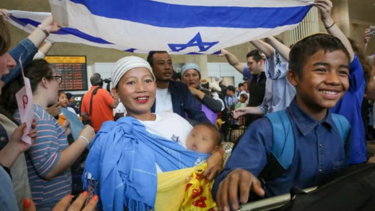 இந்தியாவின் பெனே மேனஷே யூதர்கள் இஸ்ரேலுக்கு குடியேற்றம்