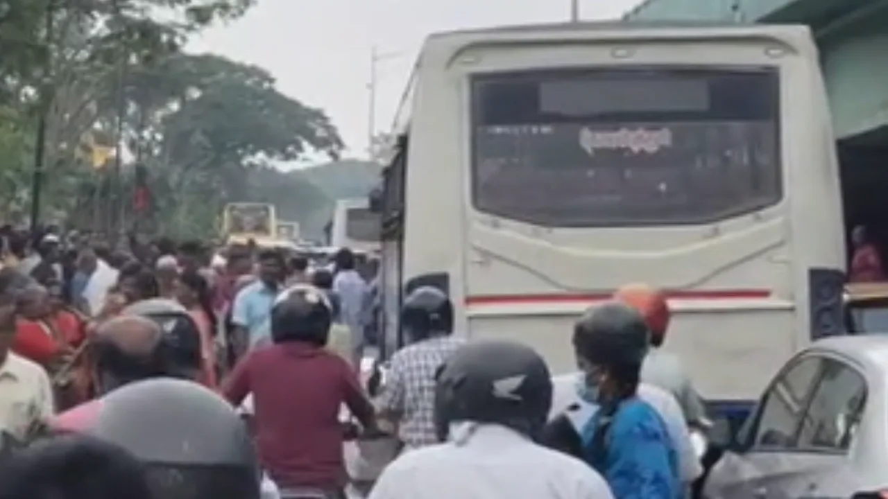 முதலைமைச்சர் நிகழ்ச்சிக்காக பேருந்துகள் ஆக்கிரமிப்பு – பயணிகள், மாணவர்கள் கடும் சிரமம்!