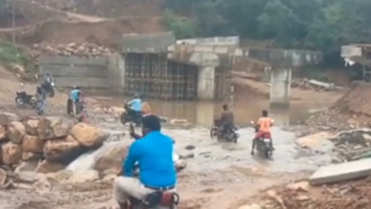 மழையால் பாதிக்கப்பட்ட சாலையை தாமாக முனைந்து பழுது பார்த்த கிராம மக்கள்!