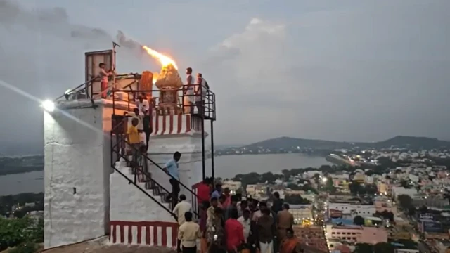 திருப்பரங்குன்றம் மலை உச்சியில் கார்த்திகை மகா தீபம் ஏற்றப்பட்டது