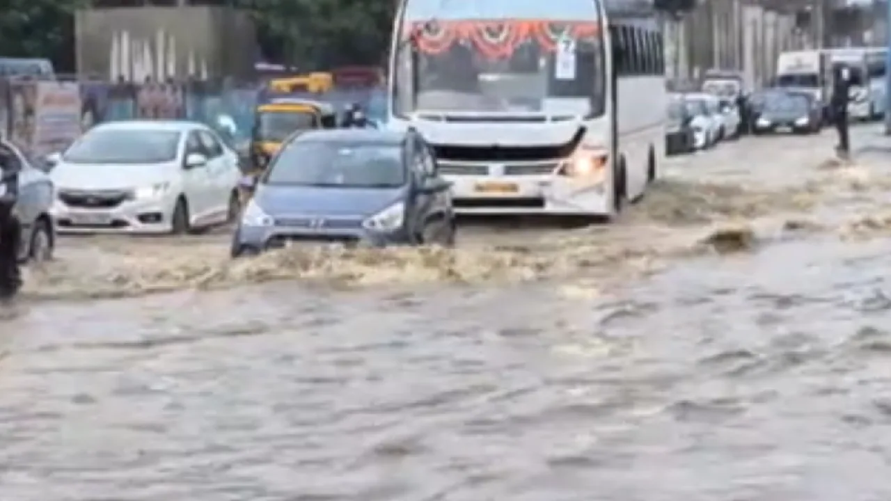 தடம் விடாமல் கொட்டிய கன மழை : சென்னை தெருக்களில் பெருமளவு தண்ணீர் தேக்கம்