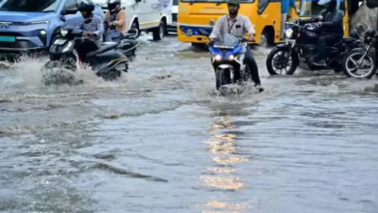 சென்னையில் இடைவிடாத கனமழை : பல பகுதிகளில் நீர் தேக்கம் – பொதுமக்களும் வாகன ஓட்டிகளும் பெரும் சிரமம்!