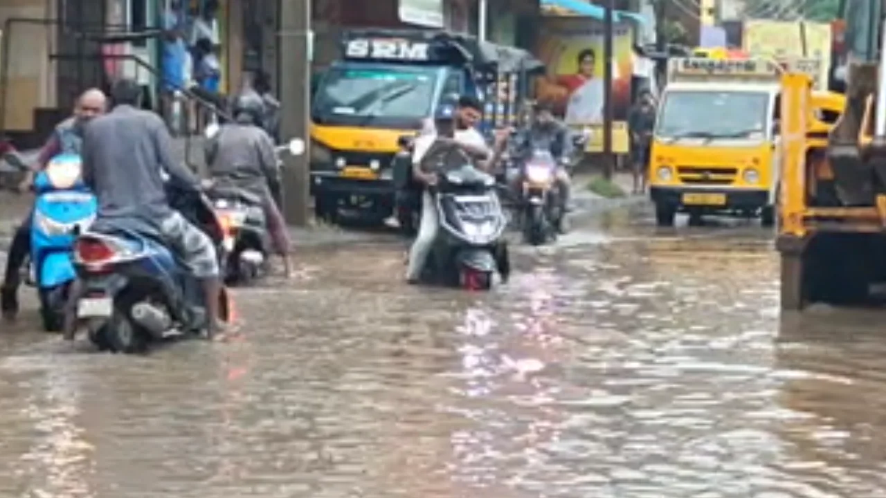 சென்னை கோயம்பேடு–பூந்தமல்லி சாலையில் குளம்போல் தேங்கிய மழைநீர்: வாகன ஓட்டிகள் பரிதவிப்பு