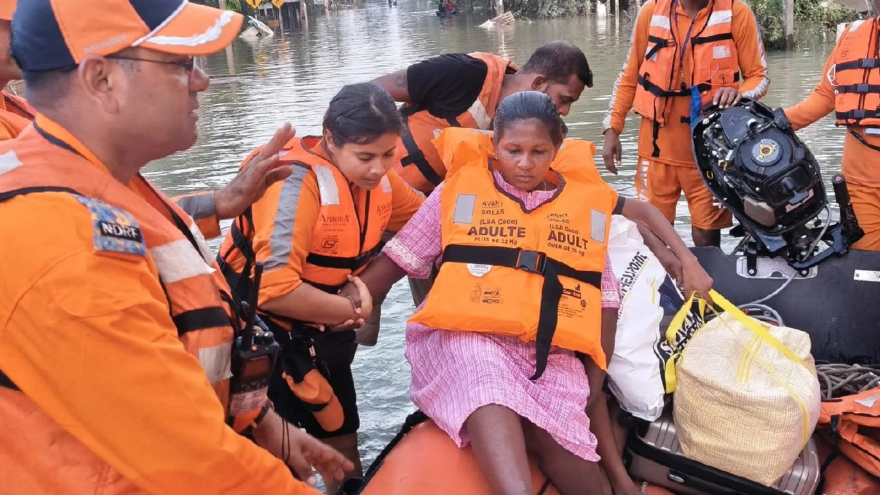 வெள்ளத்தால் பாதிக்கப்பட்ட இலங்கை மக்களுக்கு மருத்துவ சேவை — இந்திய மீட்பு குழு செயற்பாடு