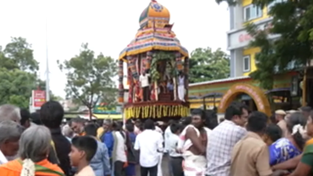 திருப்பரங்குன்றம் முருகன் கோயிலில் தீபத் திருவிழா – வைரத் தேரோட்டம் திங்களென நடந்தது