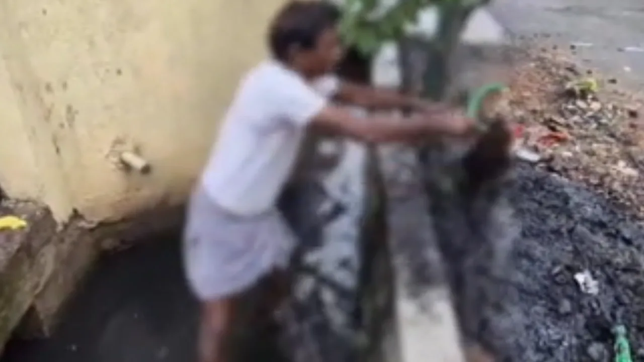 அதிகாரிகள் கவனம் செலுத்தாததால் கால்வாய்களை சுத்தம் செய்த பொதுமக்கள் – பகுதி முழுவதும் பேசுபொருள்!