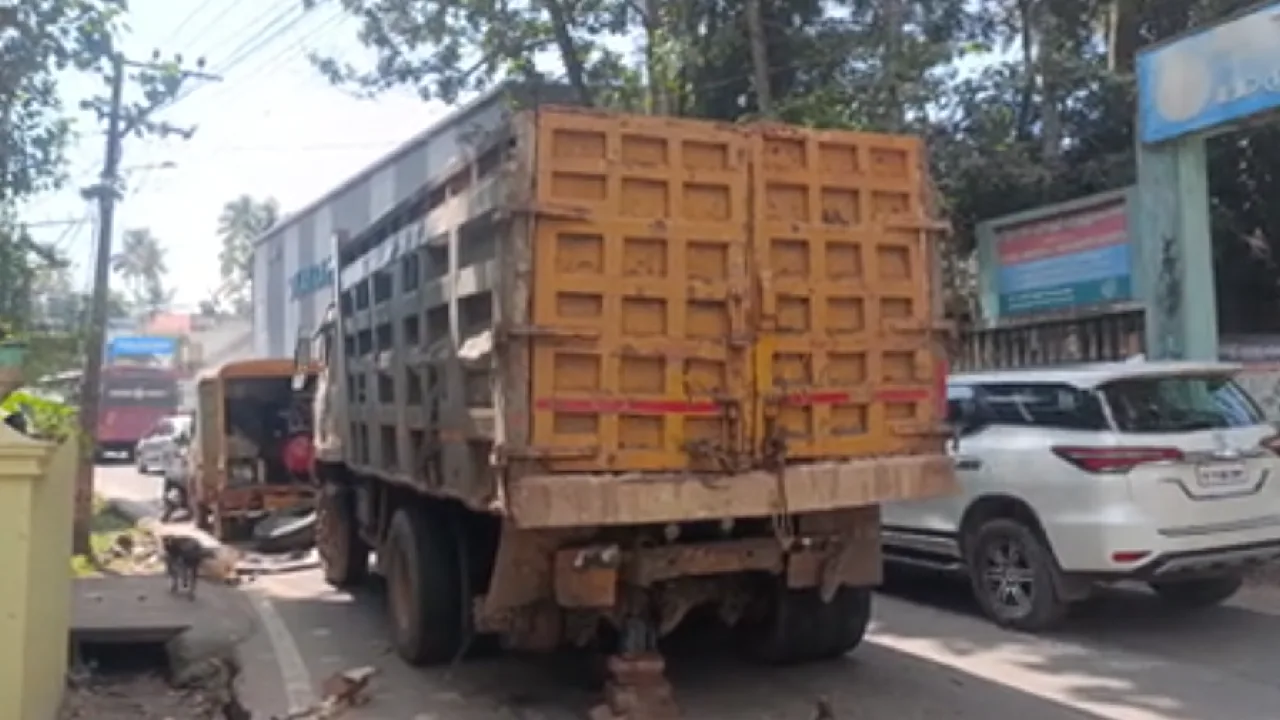 கனரக லாரி டயர் வெடித்து ஏற்பட்ட குழப்பம் — தேங்காய்பட்டணம் அருகே போக்குவரத்து மந்தம்