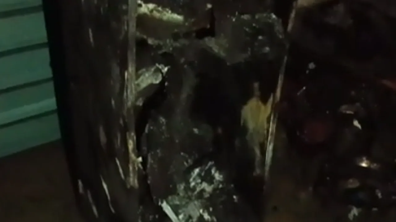 வீட்டுக்குள் தீப்பற்றி சிதறிய ஃபிரிட்ஜ்!