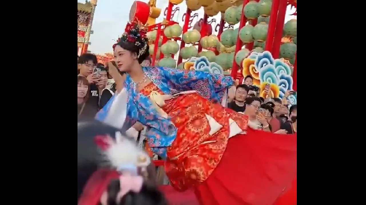 தஞ்சாவூர் தலையாட்டிப் பொம்மையைப் போல் நடனமாடிய சீனப் பெண்ணின் வீடியோ வைரல்