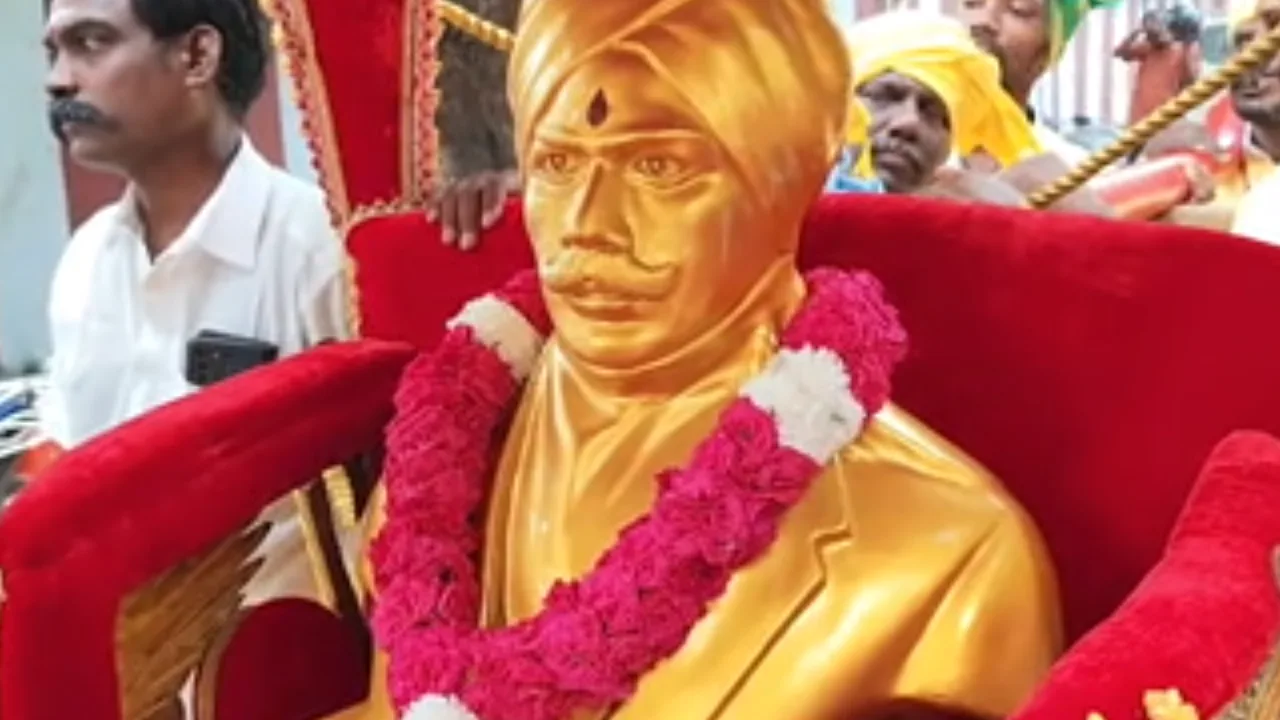 பாரதியாரின் சிலை பல்லக்கில் ஊர்வலமாக எடுத்துச் செல்லப்பட்டது!