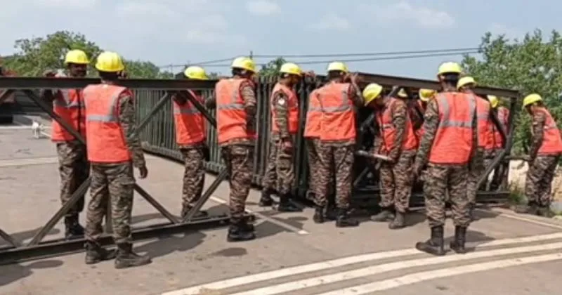 கிளிநொச்சியில் புயலால் சேதமான பாலத்தை சீரமைக்கும் பணியில் இந்திய ராணுவம்