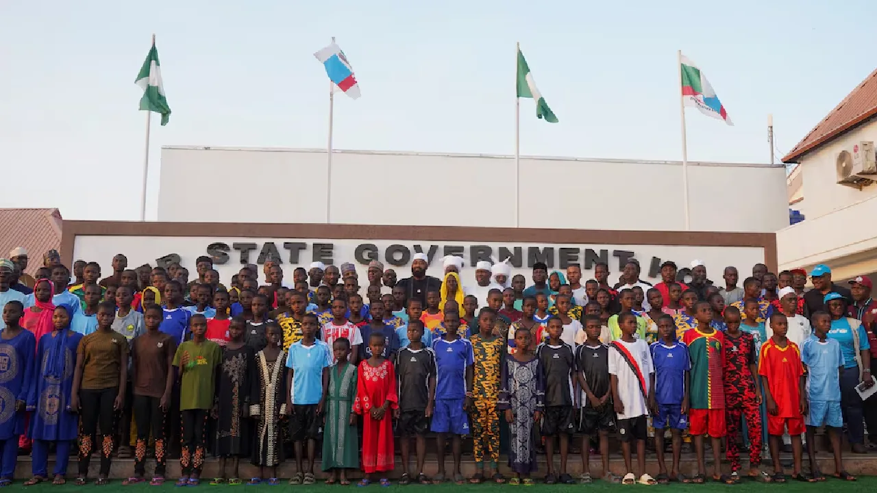 கத்தோலிக்க பள்ளியில் கடத்தப்பட்ட மாணவர்களில் நூறு பேர் பாதுகாப்பாக மீட்கப்பட்டனர்!