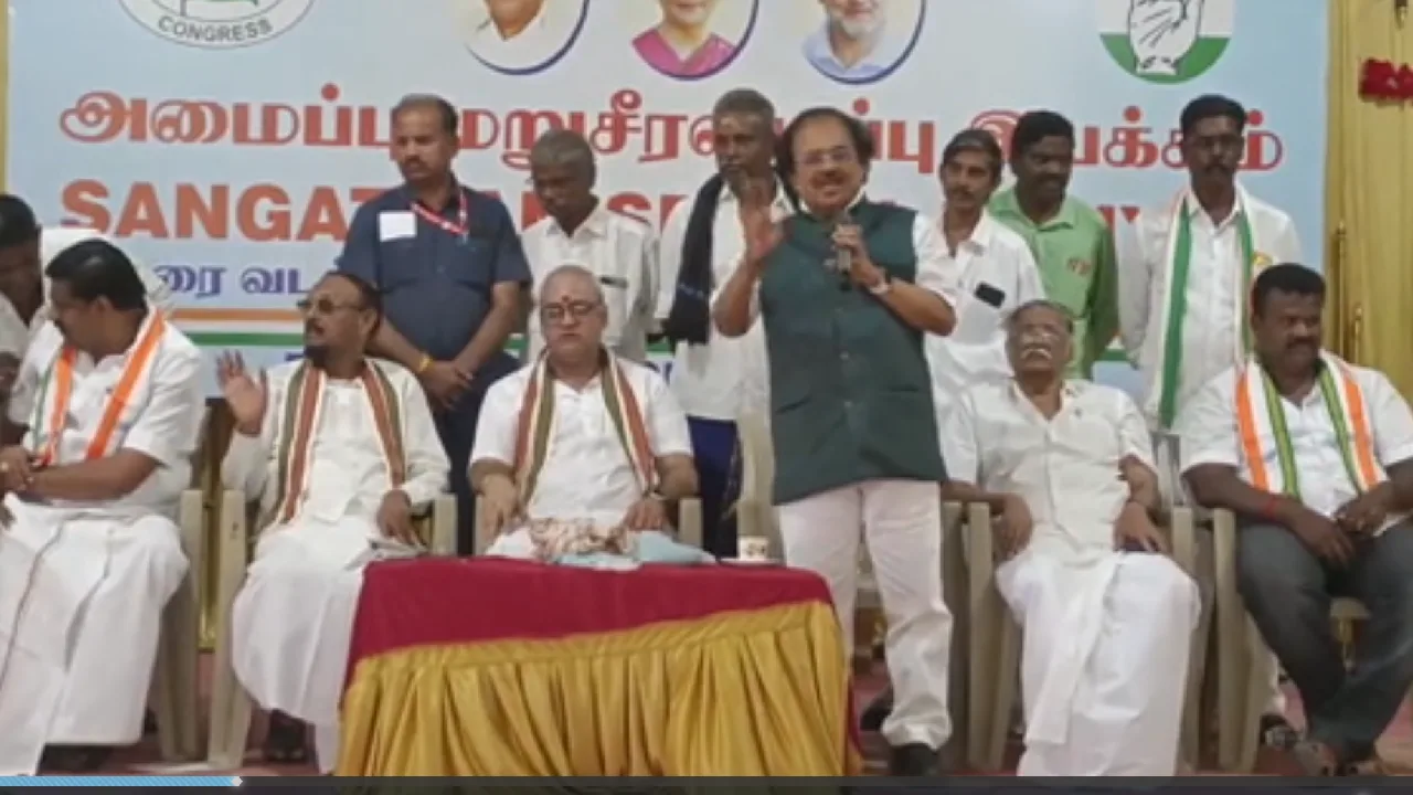 காங்கிரஸ் நிர்வாகிகள் கூட்டத்தில் முன்னாள் எம்பி பேச்சை கவனிக்காமல் பேசிய நிர்வாகிகள் – இடையூறால் சலசலப்பு