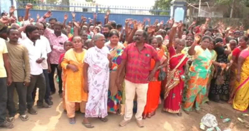 கனிம வள சுரண்டலை நிறுத்துமாறு கோரி பெண்கள் கடும் முற்றுகை!