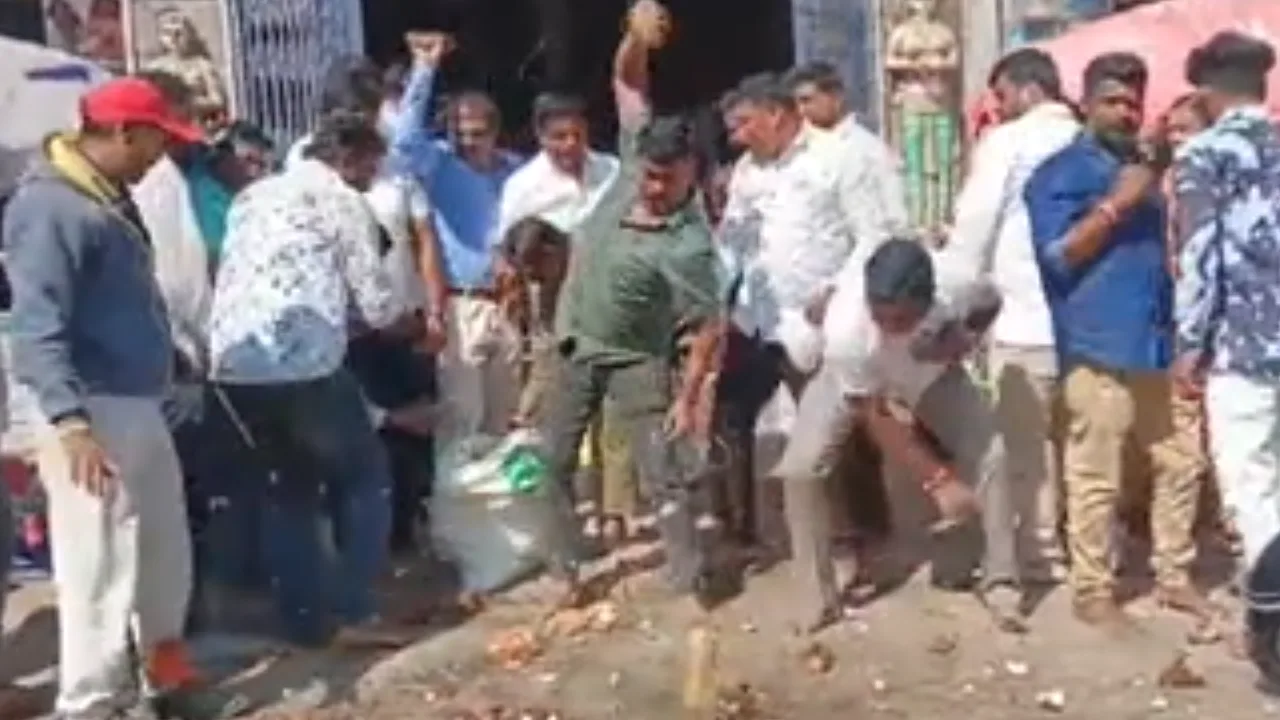 திருப்பரங்குன்றம் தீபத் தூண் விவகாரத்தை கண்டித்து விஸ்வ ஹிந்து பரிஷத் உறுப்பினர்கள் 108 தேங்காய் உடைத்து ஆர்ப்பாட்டம்