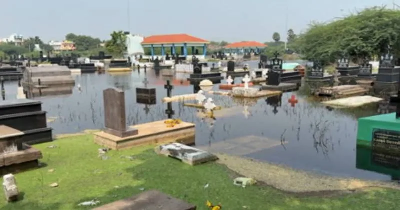 தூத்துக்குடி மயானத்தில் மழைநீர் குளம் போல தேங்கி சடலங்களை அடக்க முடியாத சூழல்!