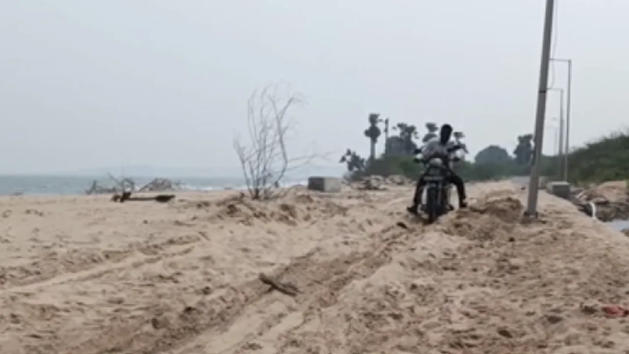 குலசேகரன்பட்டினம்: அதிகரிக்கும் கடல் அரிப்பை கட்டுப்படுத்த அரசு நடவடிக்கை அவசியம்