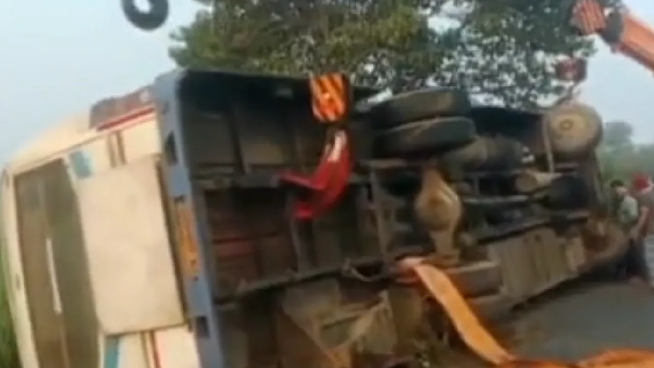 ஓட்டுனரின் கட்டுப்பாட்டை இழந்து பள்ளத்தில் புரண்ட பேருந்து – பயணிகள் அதிர்ஷ்டமாக உயிர் தப்பினர்!