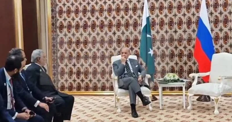 நீண்ட நேரக் காத்திருப்பு – புதினை சந்திக்க 40 நிமிடங்கள் எதிர்பார்த்த பாகிஸ்தான் பிரதமர்